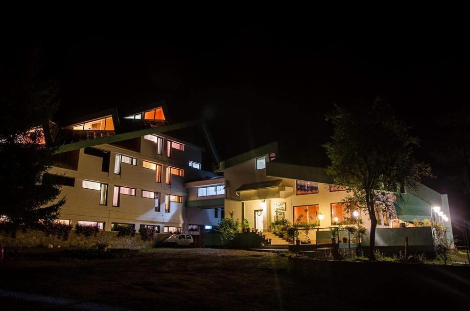 Randunica Hotel Văliug Buitenkant foto