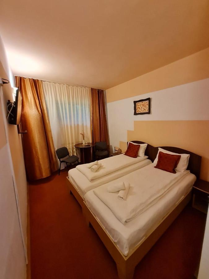 Randunica Hotel Văliug Buitenkant foto